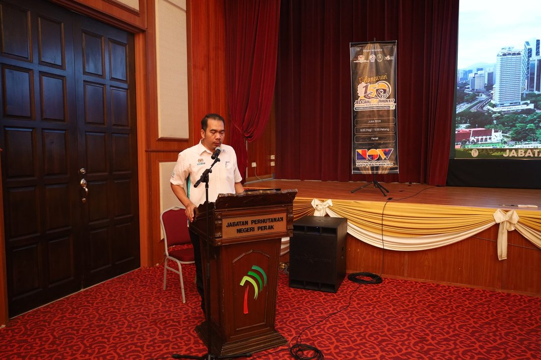 JKKP Perak officer speaking at the launch of Jelajah 150 Tahun KKP Negeri Perak 2026
