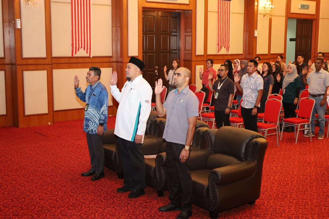 Participants reciting the workplace safety and health pledge at the JKKP Perak programme