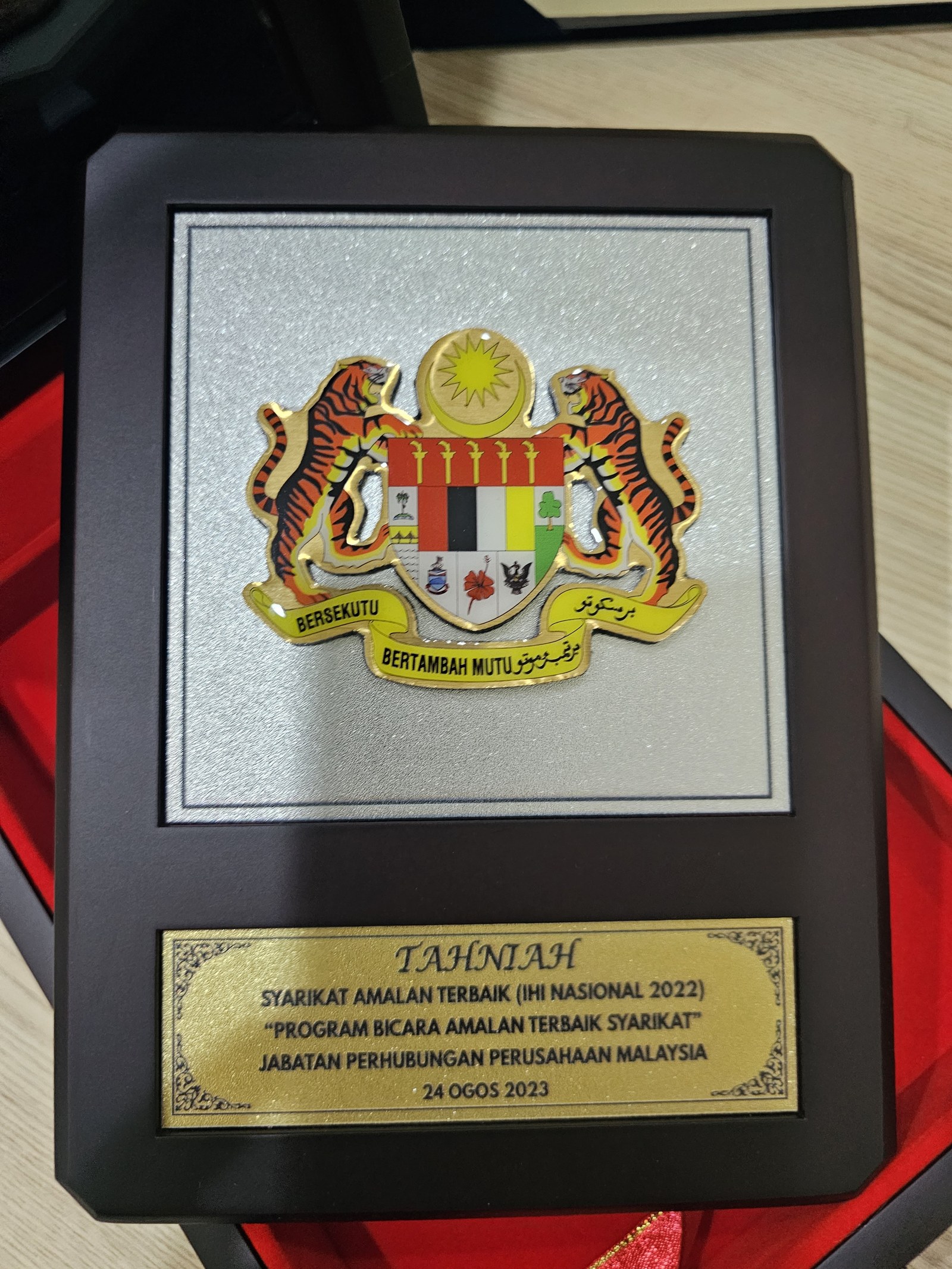 Syarikat Amalan Terbaik medallion presented to Dr Orizi